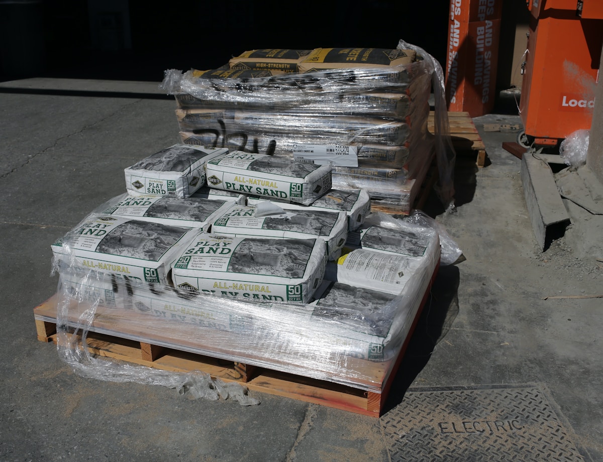 Sacos de arena recuperada apilados sobre un palé, listos para su reutilización.