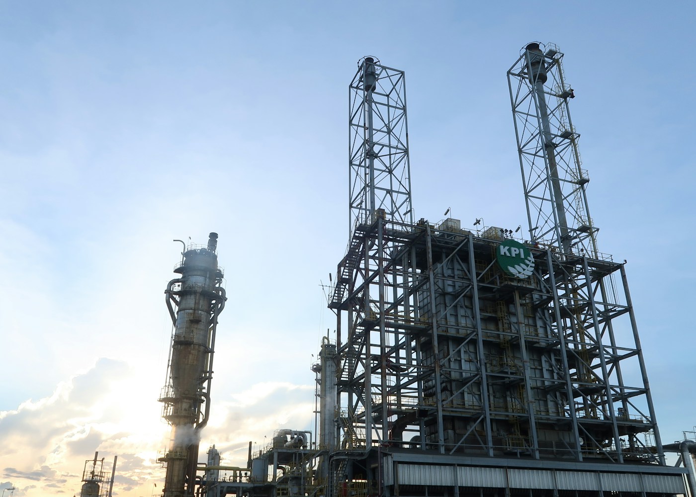 Unidad industrial de pirólisis procesando residuo plástico para obtener aceite.
