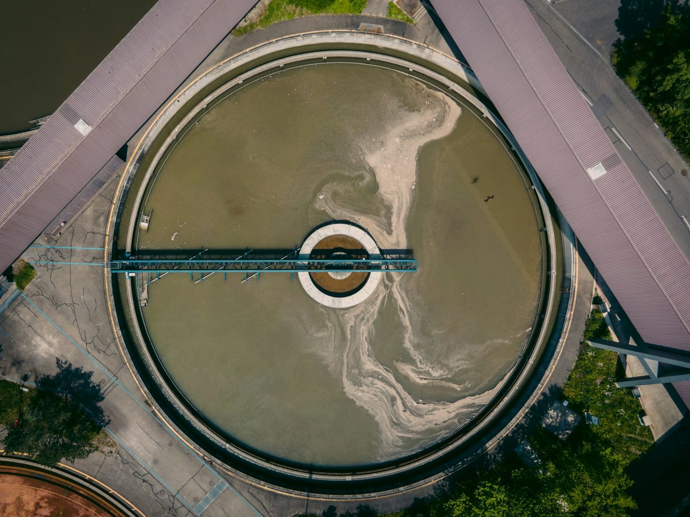 Decantador circular de una estación depuradora de aguas residuales visto desde el aire.