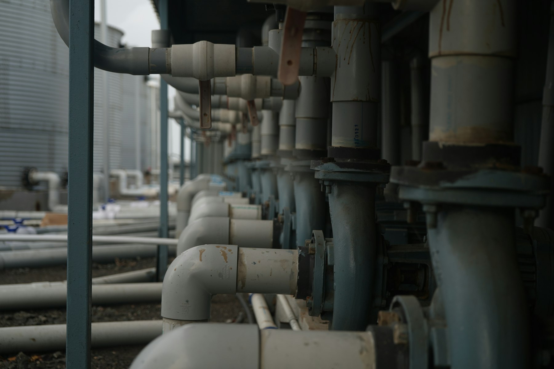 Conducciones y válvulas de una instalación de proceso industrial.